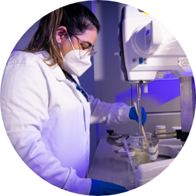 Persona trabajando en laboratorio